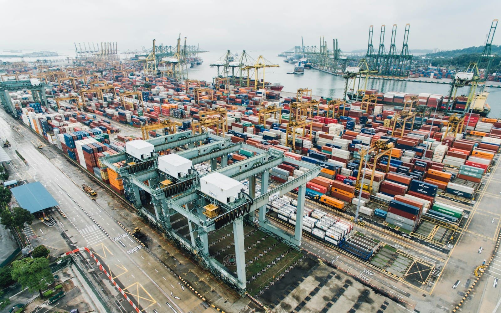 Luftaufnahme eines Containerterminals im Hafen